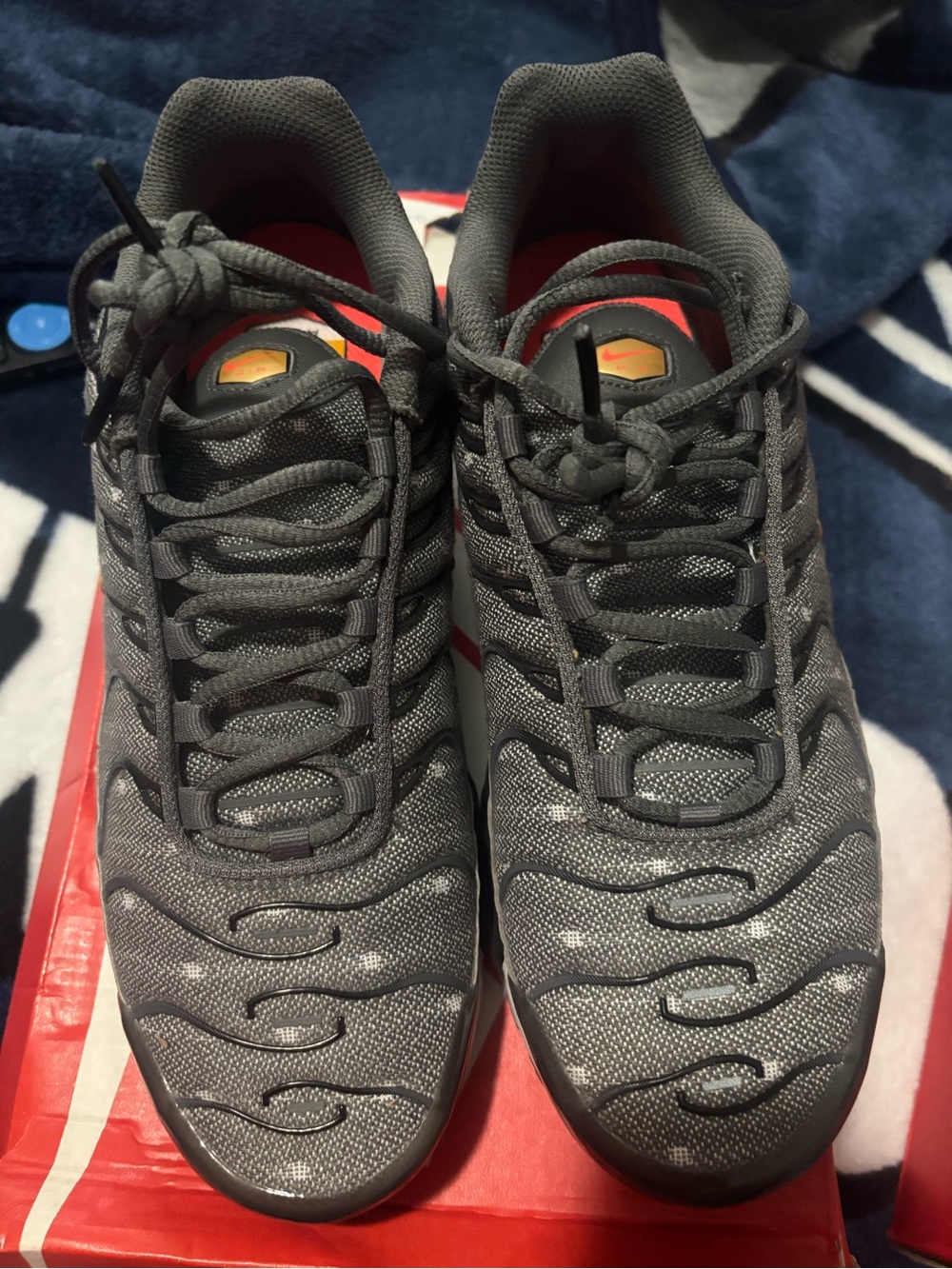 Nike Air Max Plus SE in Iron Grey, Metallic Gold & Black - Picture 4 of 7